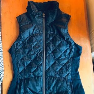 lululemon down 4 a run vest sz4 navy